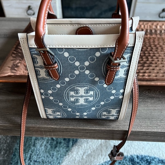 Tory burch used only once it is small super comfortable - Picture 3 of 5